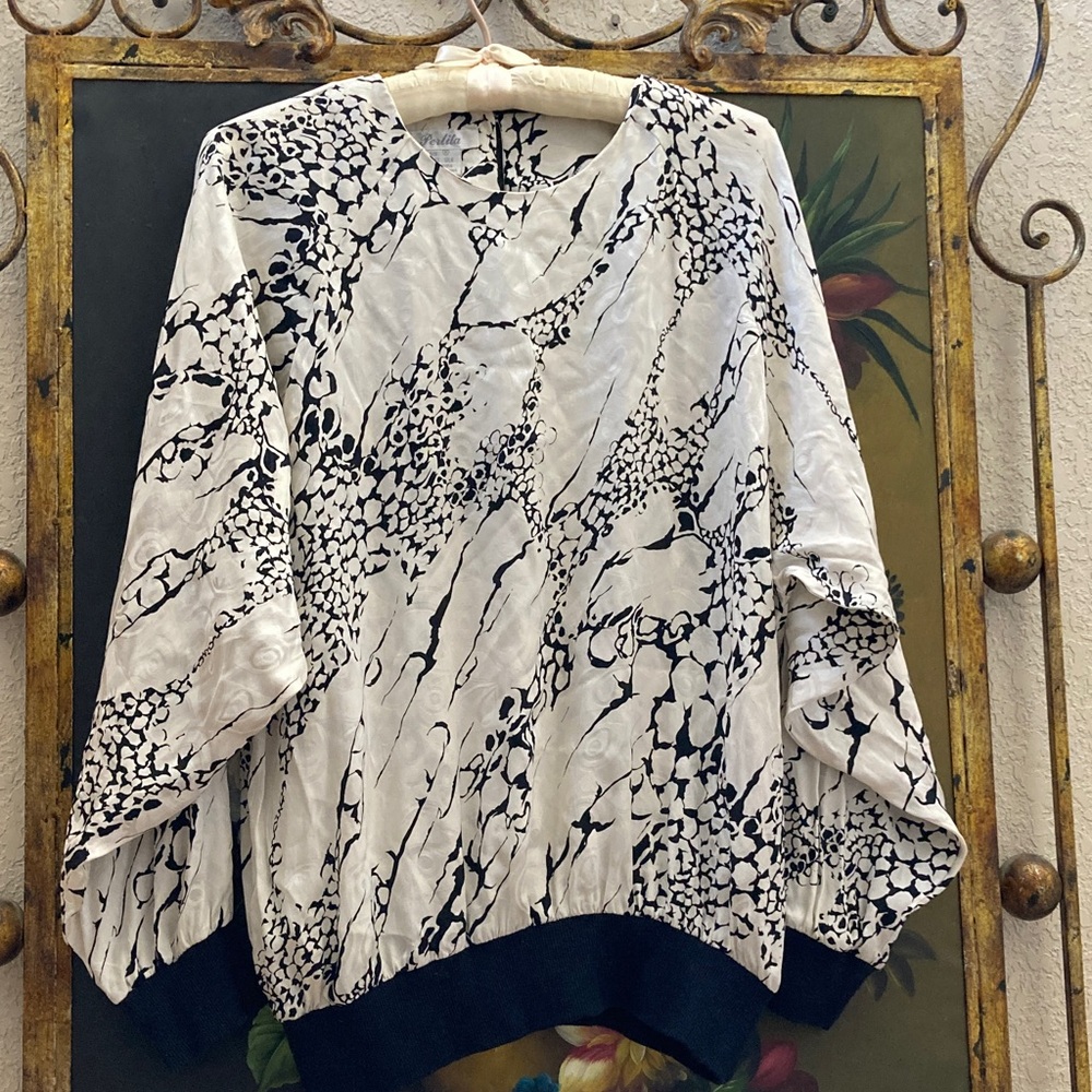 Vtg Perlita Silk Jacquard Blouse w/ Batwing Ribbed Cuff and Hem P2P 21.5 in.